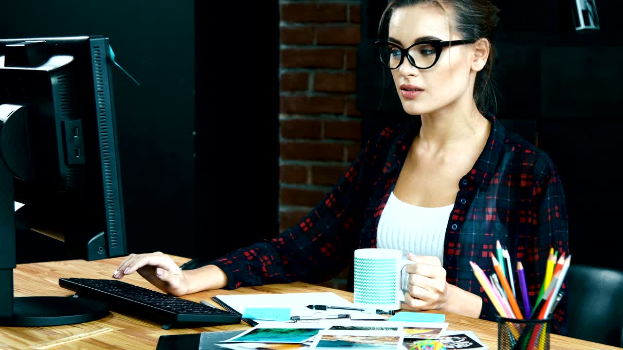 Bella ragazza che lavora al PC