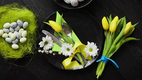 Osterfrühlingstischgeschirrzusammensetzung-Mit-Gelber-Tulpenblume