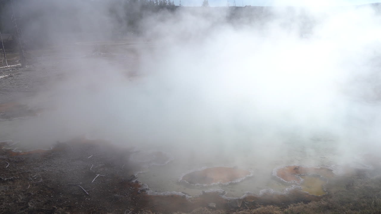 agua mineral de manantial caliente y vapor sobre la piscina natural en el parque nacional de yellowstone, wyoming usa, panorama