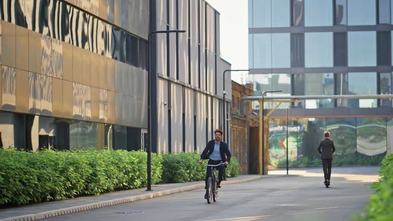 Uomini d'affari che vanno al lavoro su una strada vuota. Un uomo in giacca e cravatta va in bicicletta al mattino.