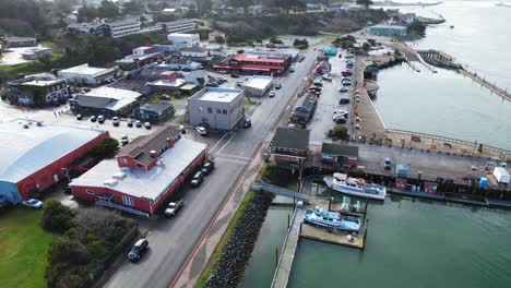 hermosa toma aérea de drones de 4k que alcanza su punto máximo sobre el casco antiguo de bandon en el sur de oregon