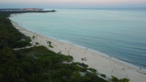 Océano-Turquesa-Y-Una-Puesta-De-Sol-En-Una-Hermosa-Playa-A-Vista-De-Pájaro,-Playa-Del-Carmen,-México