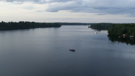 Antena,-Pequeño-Barco-De-Pesca-En-Un-Enorme-Lago-En-Los-Estados-Unidos-En-Un-Día-Nublado