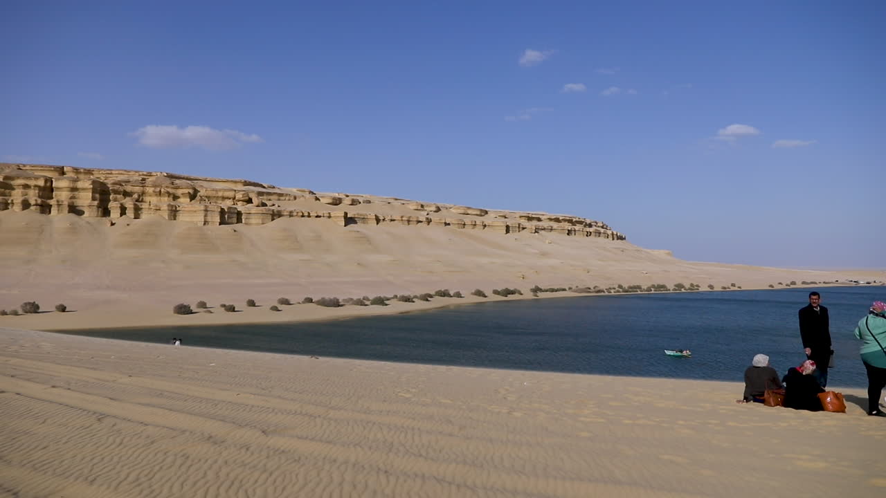 Lago nel deserto del Fayoum in Egitto - campo lungo.