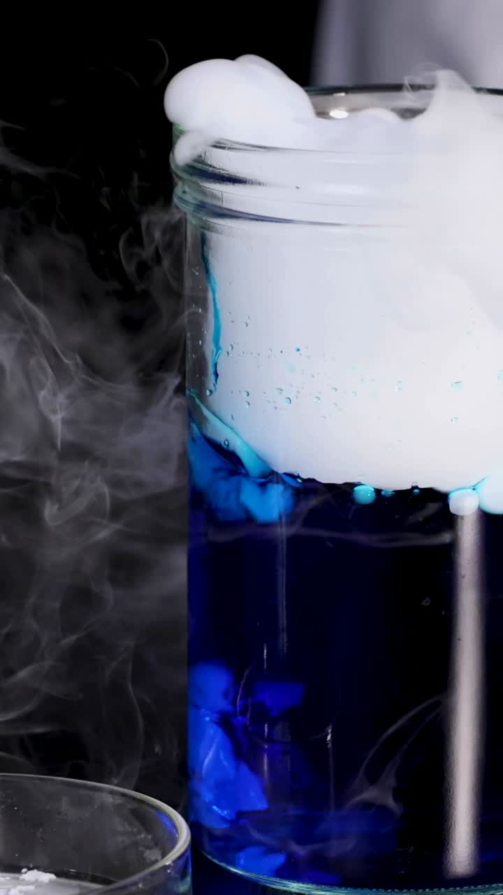 el hielo seco reacciona con el agua, creando humo.
