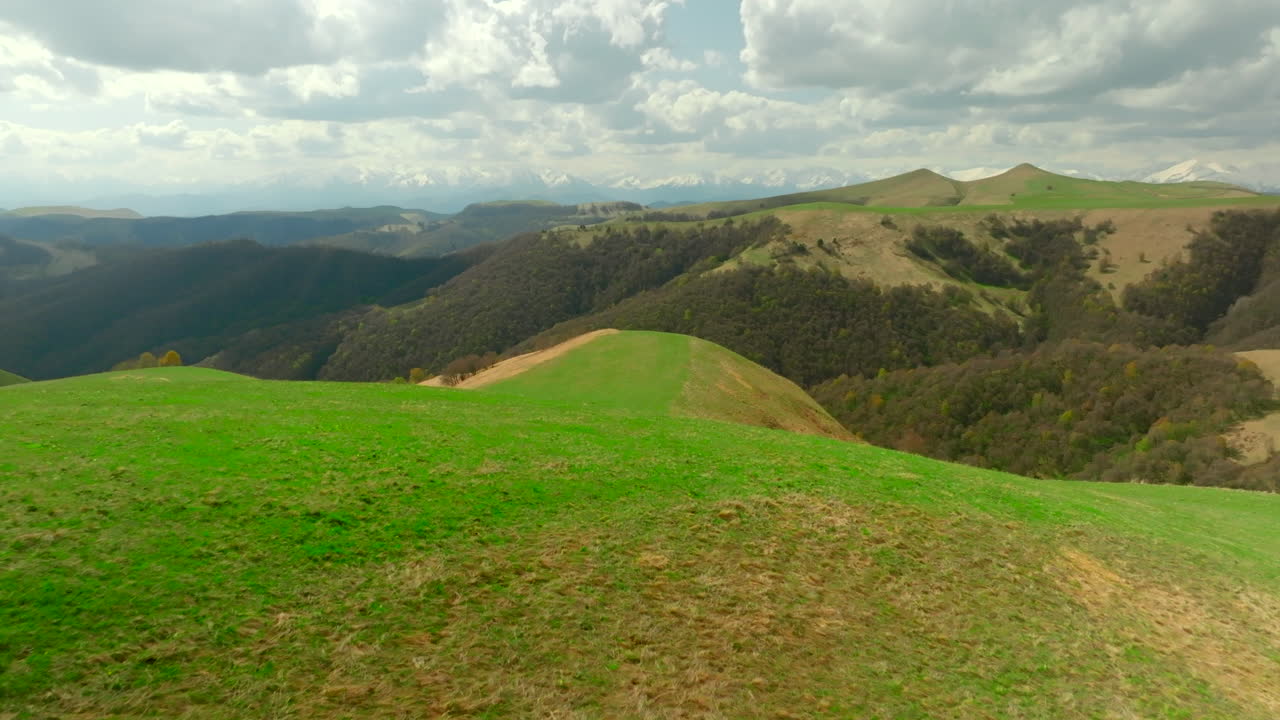 울창한 녹색 목초지 를 가진 산악 풍경
