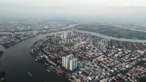 hermosa vista aérea de la arquitectura asiática en saigon vietnam thao dien distrito 2 al atardecer cerca de un río