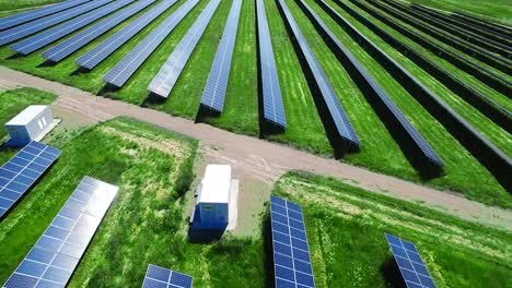 Vista-Aérea-De-La-Planta-De-Energía-Solar.-Paneles-Solares-Generando-Energía-Eléctrica