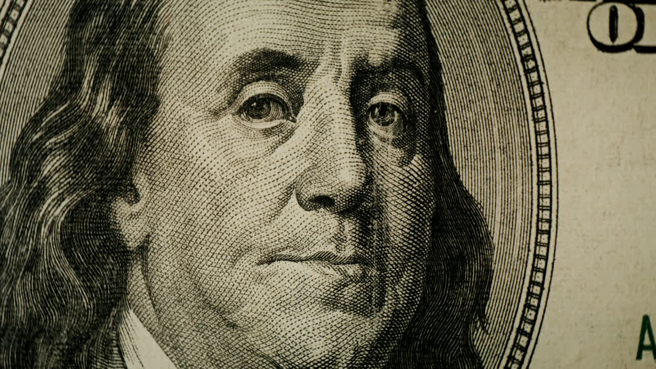 primer plano de un billete de cien dólares