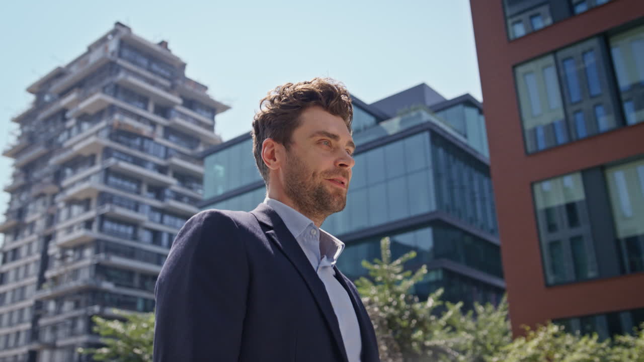 hombre de negocios rico yendo al centro de la ciudad mañana soleada de cerca. hombre de éxito caminando