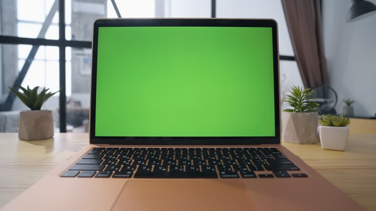 Nahaufnahme einer Damenhand, die zu Hause einen Knopf drückt. Unbekannte Frau, die am Computer arbeitet