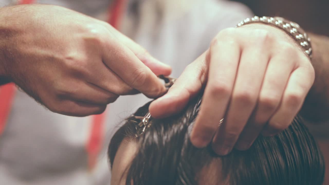 peinado hombre. herramientas de peluquería. peinado masculino. peluquero masculino