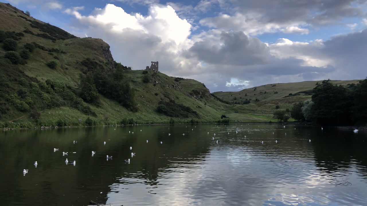 lago de santa margarita en el verano edimburgo, escocia