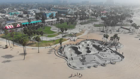 Drohnen-Umlaufbahnaufnahme-Um-Den-Skatepark-Am-Venice-Beach