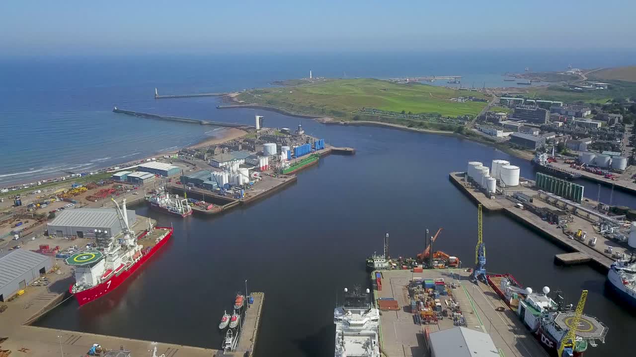 drone pasando sobre el puerto de aberdeen