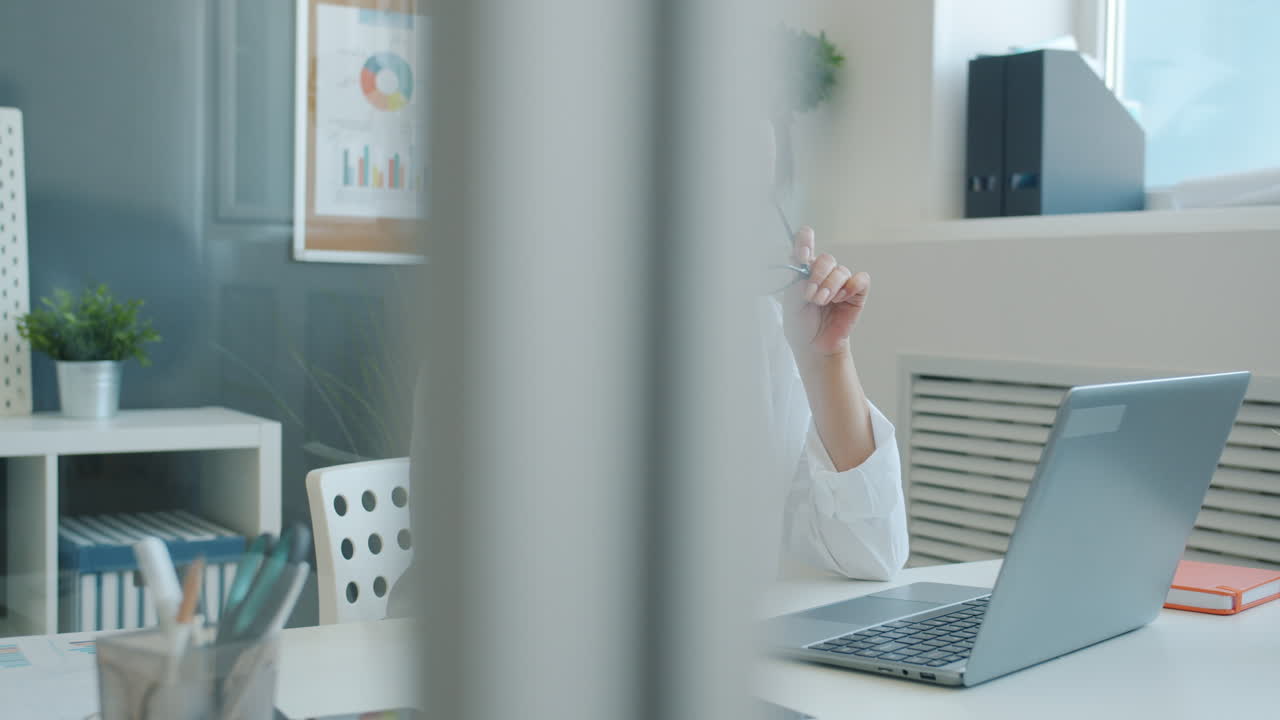 사무실에서 노트북으로 일하는 여자