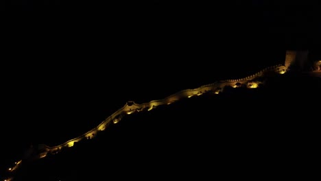 vista nocturna de las paredes iluminadas del castillo