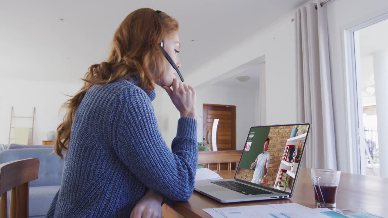 Kaukasische Schülerin nutzt Laptop und Telefon-Headset im Videoanruf mit männlichem Lehrer