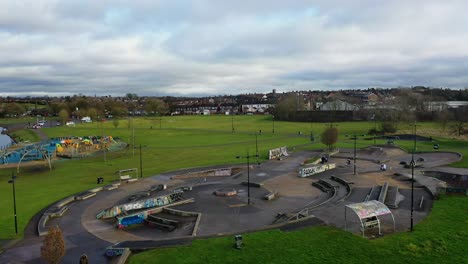 Vista-Aérea-Del-Parque-Forestal-Hanley,-Parque-Forestal-Central,-Hanley-Park,-Plaza-Skatepark-En-Stoke-On-Trent-Staffordshire