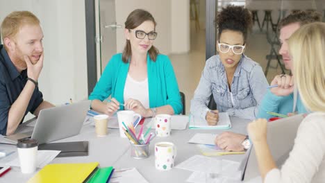 Junge-Frauen-Und-Männer,-Die-Im-Büro-Arbeiten