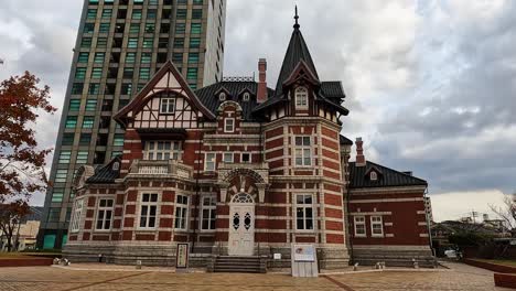 Biblioteca-Conmemorativa-De-La-Amistad-Internacional-De-Kitakyushu-En-La-Ciudad-Retro-De-Mojiko,-Japón