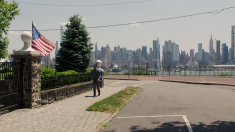 homme marche vers la caméra sur un new jersey, u