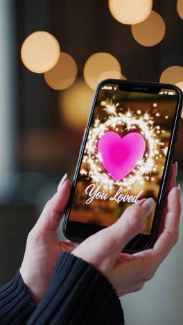 mujer con un teléfono inteligente mostrando un mensaje de amor