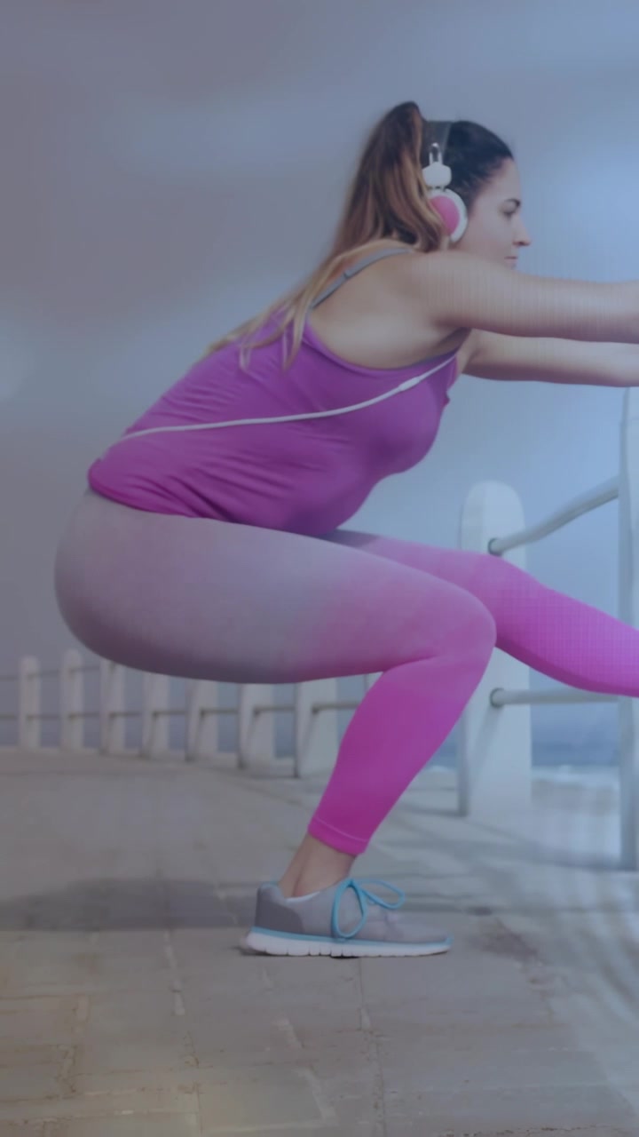 Video verticale: Donna che appoggia il piede su una sbarra per l'equilibrio, abbassandosi in uno squat a una gamba per il fitness.