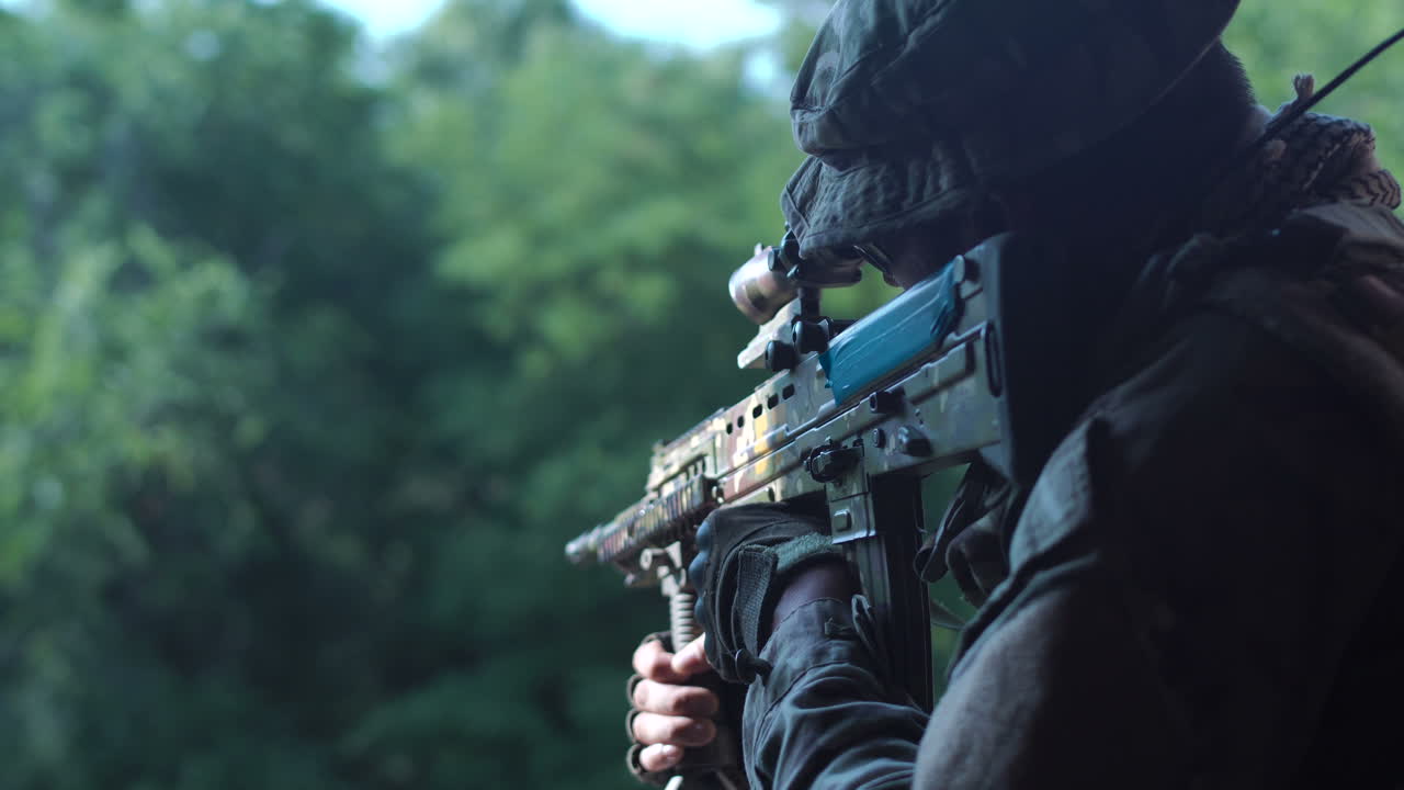 soldado con rifle en el bosque