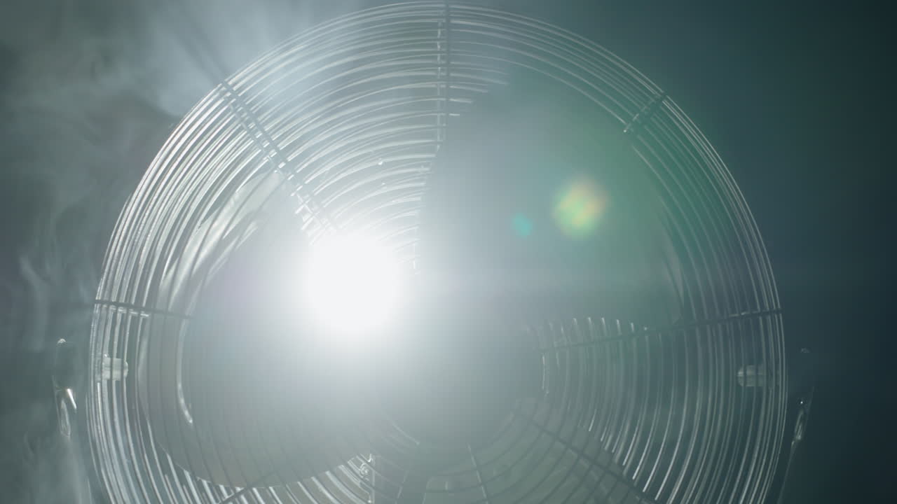 팬의 일부는 연기에 있습니다. 회전하지 않습니다, 슬라이더