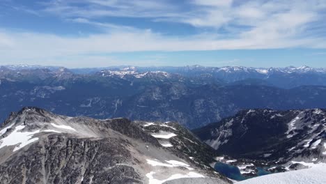 Paisaje-De-Montaña-Drone-Aéreo-De-Las-Cordilleras-Del-Pacífico-Con-Nieve-En-Primer-Plano-Canadá-4k