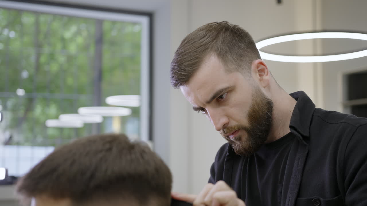 un hombre se corta el cabello en una barbería.