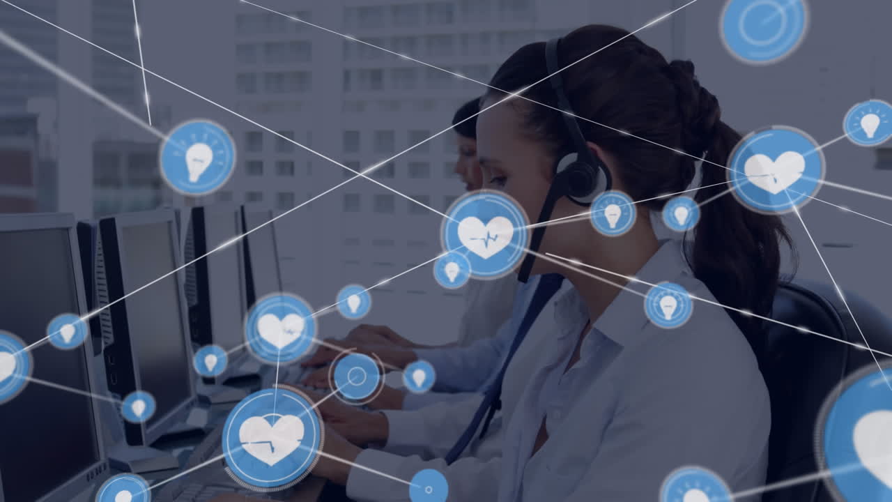 animación de una red de iconos digitales sobre una mujer caucásica que usa auriculares de teléfono trabajando en la oficina