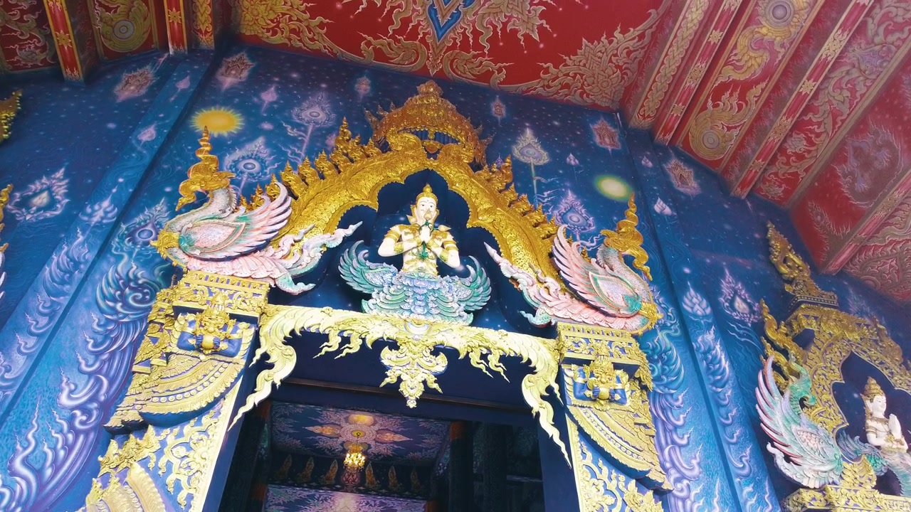 Decorações de Buda acima do Templo Azul em Chiang Rai, Wat Rong Suea Ten, Tailândia