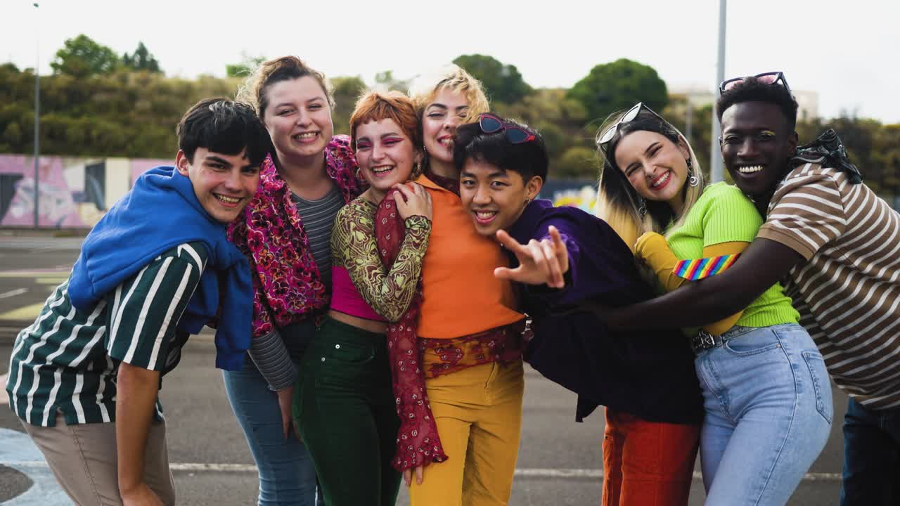 jóvenes felices amigos diversos divirtiéndose pasando el rato juntos - jóvenes concepto de generación milenaria