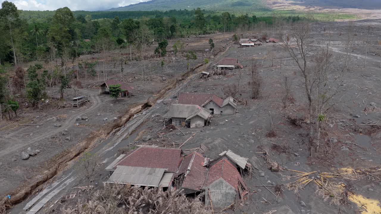 Eruzione del vulcano Semeru che lascia una scia di distruzione nel villaggio di Giava.