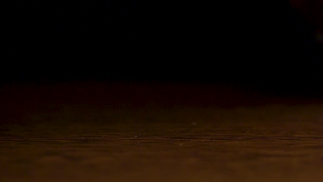 갈색 표면에 물방울