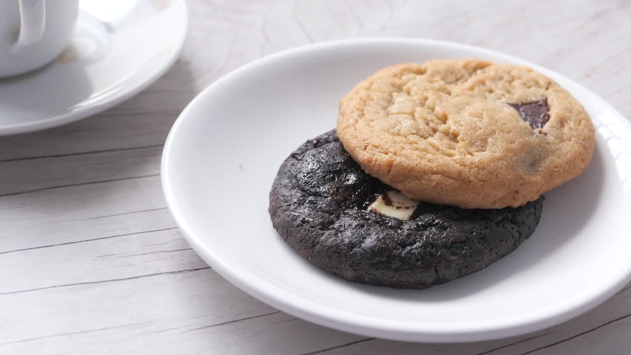 접시 에 초콜릿  과 이중 초콜릿 쿠키