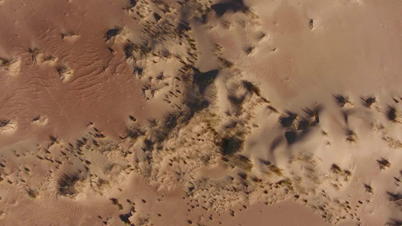 vista aérea de texturas de dunas de arena en la región árida del cabo norte, sudáfrica