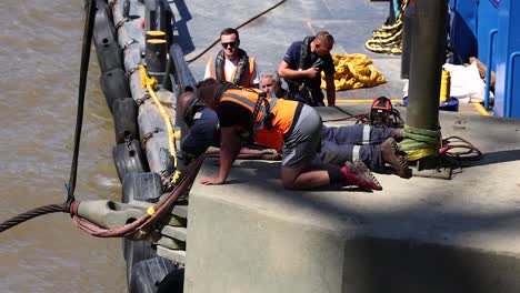 hombres con chalecos salvavidas realizando un rescate