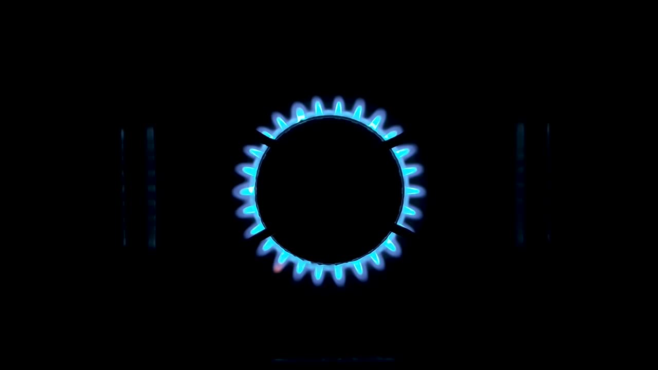 검은색 배경에 고립 된 스토브에서 활기찬 파란 불꽃.