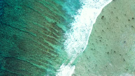 Bermuda-islands,-Beautiful-waves-of-the-crystal-clear-turquoise-sea-rolling-over-the-coral-reef