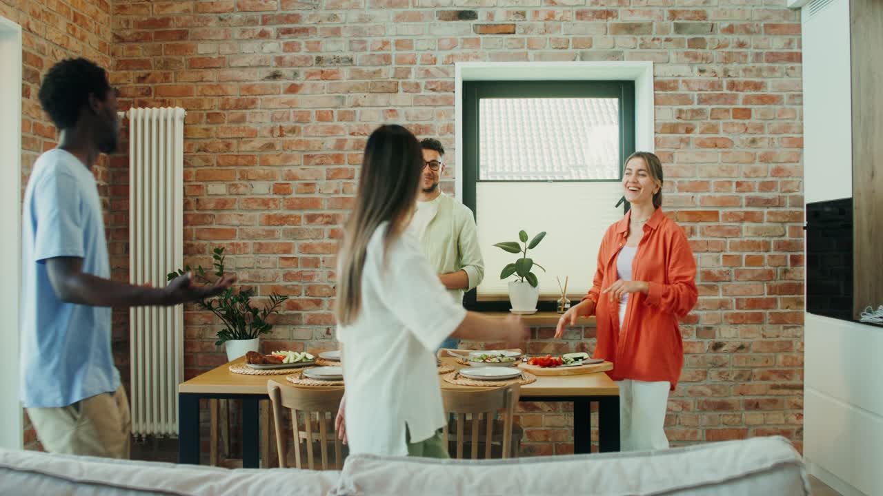 집에서 저녁을 먹는 친구들