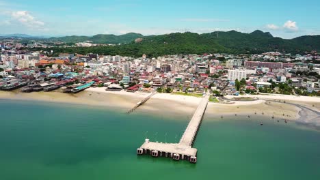 vista a vista de pájaro de la hermosa playa de mar en tailandia