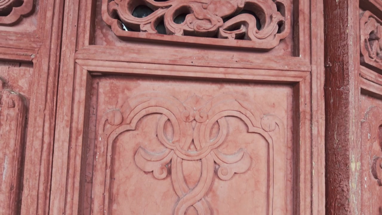 Primo piano di intaglio tradizionale in legno sulla porta del Tempio di Shibaoshan nella cultura cinese.