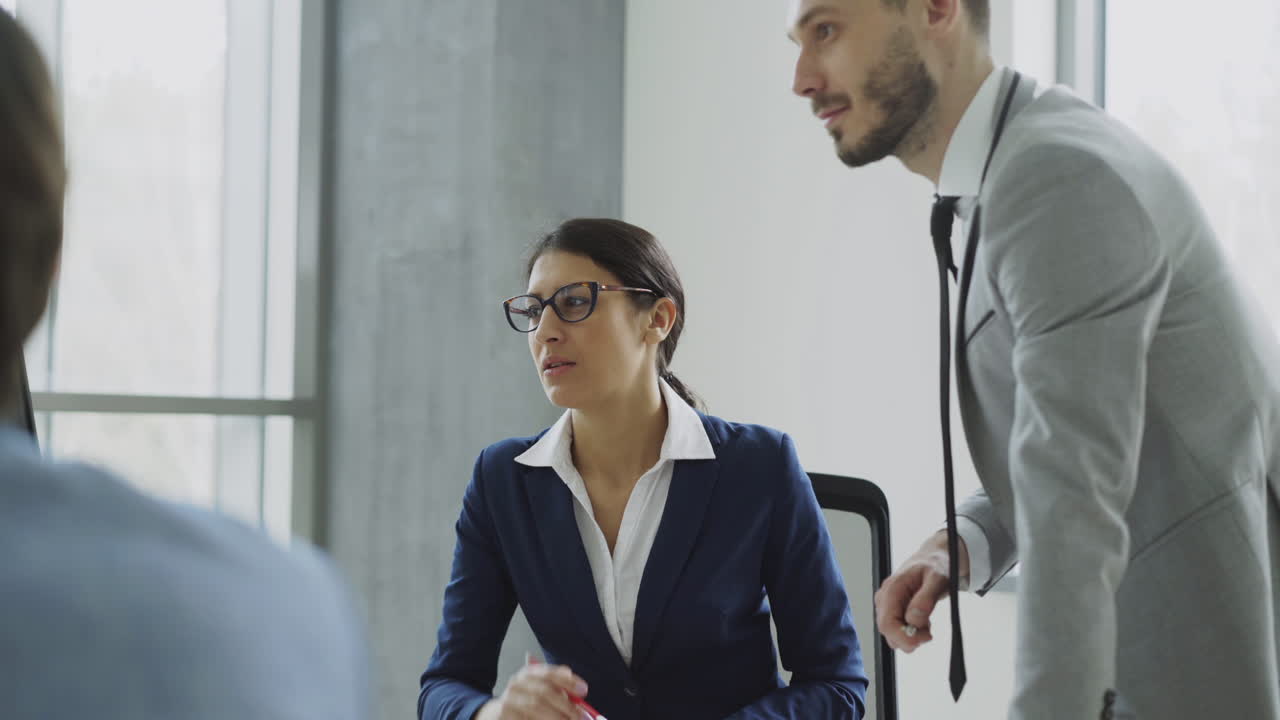 Reunião de negócios num escritório moderno