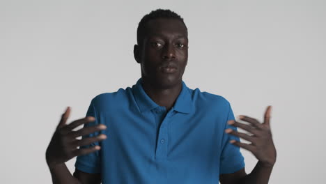 un hombre afroamericano con un fondo gris.