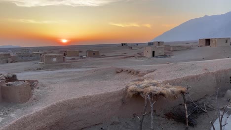 Antigua-Casa-Tradicional-Del-Desierto-Esparcida-En-Una-Vasta-Tierra-Irán-Color-De-La-Puesta-Del-Sol-Línea-Del-Cielo-Montaña-Y-Amplia-Vista-Del-Horizonte-En-El-Paisaje-De-Fondo-La-Gente-Vivía-En-Este-Pueblo-Rural-País-Lejos-De-La-Ciudad