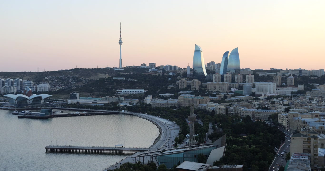 Azerbaycan'da Bakü'nün güzel altın saat şehir manzarası silüeti TRIPOD.