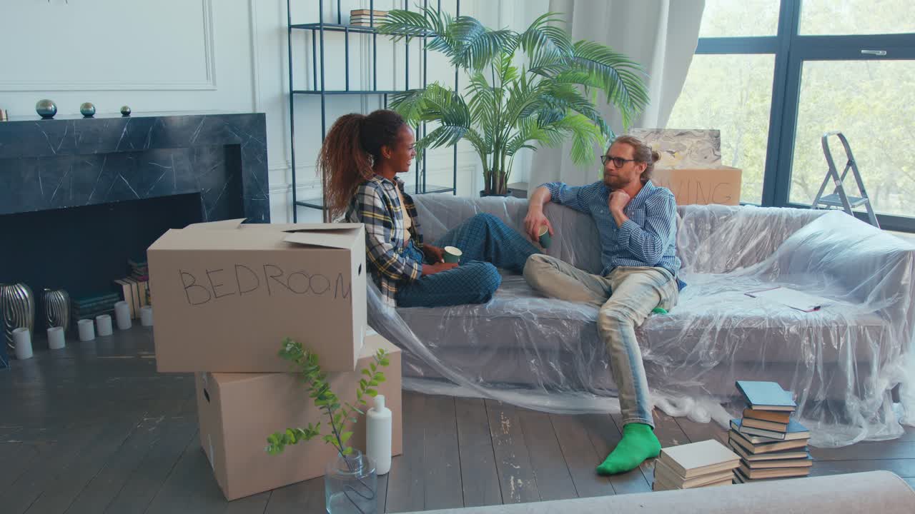 conversaciones de día en movimiento sobre el café en una acogedora sala de estar de apartamento